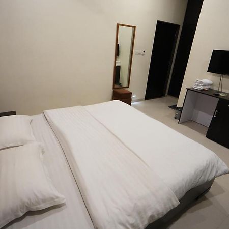 Hotel Ravi Residency Nadiād Exteriör bild