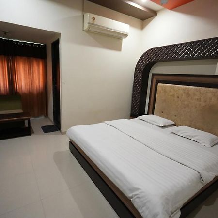 Hotel Ravi Residency Nadiād Exteriör bild