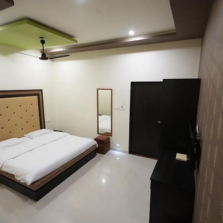 Hotel Ravi Residency Nadiād Exteriör bild