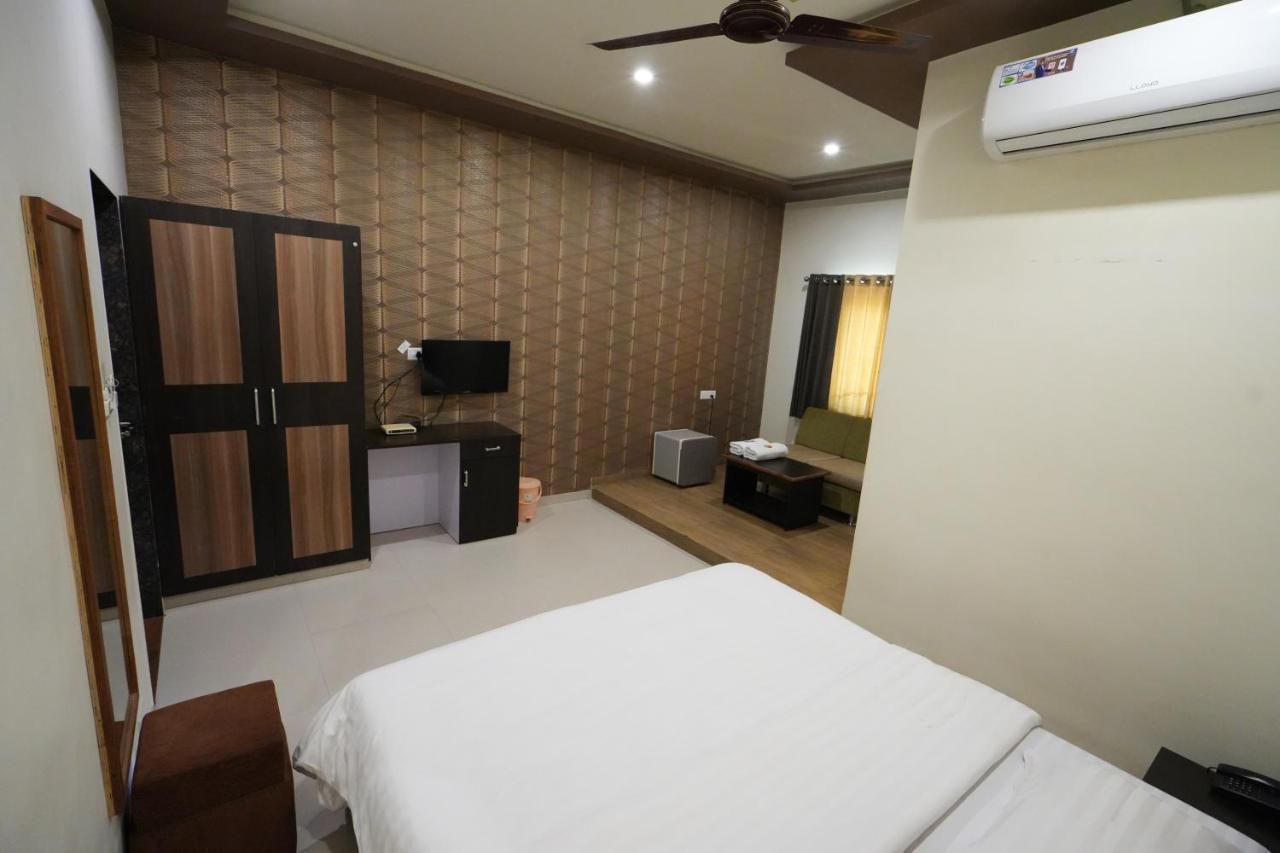 Hotel Ravi Residency Nadiād Exteriör bild