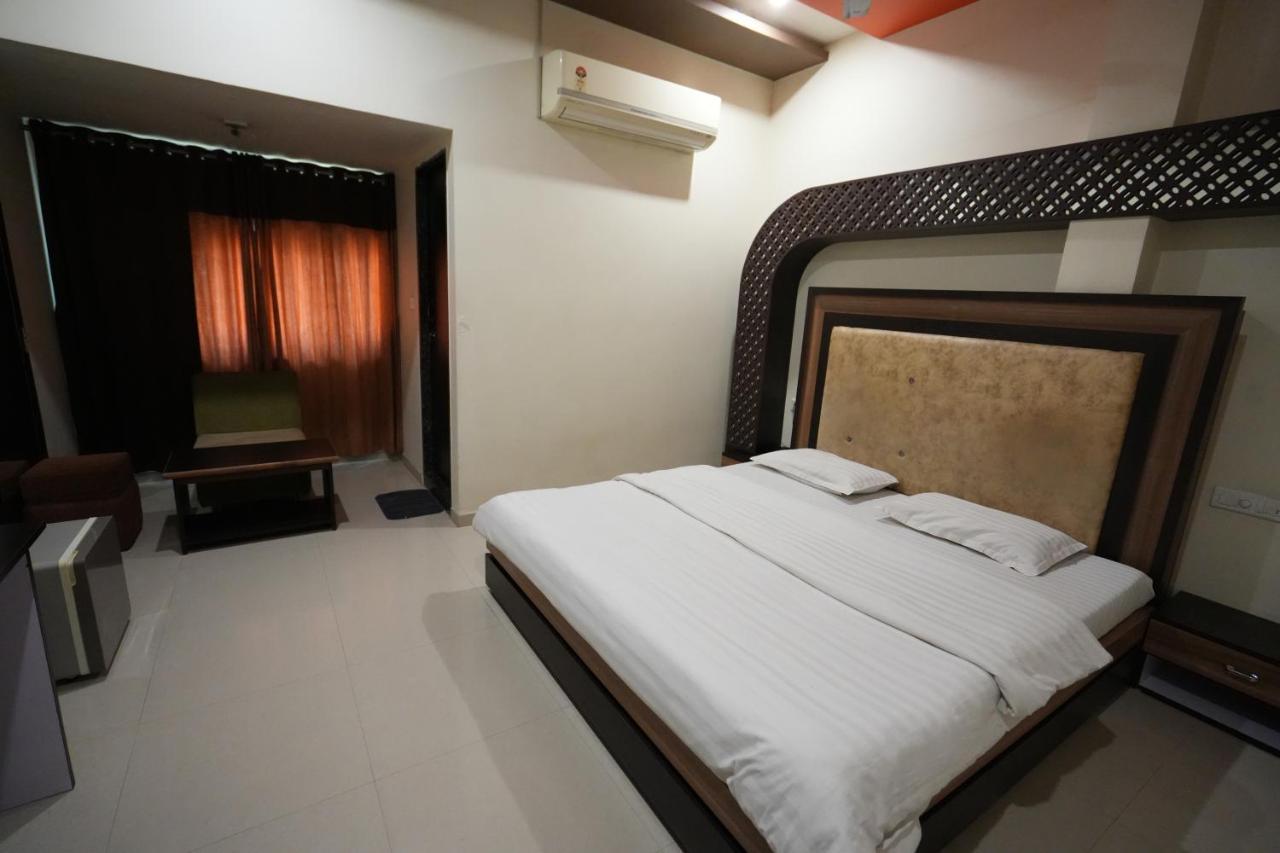 Hotel Ravi Residency Nadiād Exteriör bild