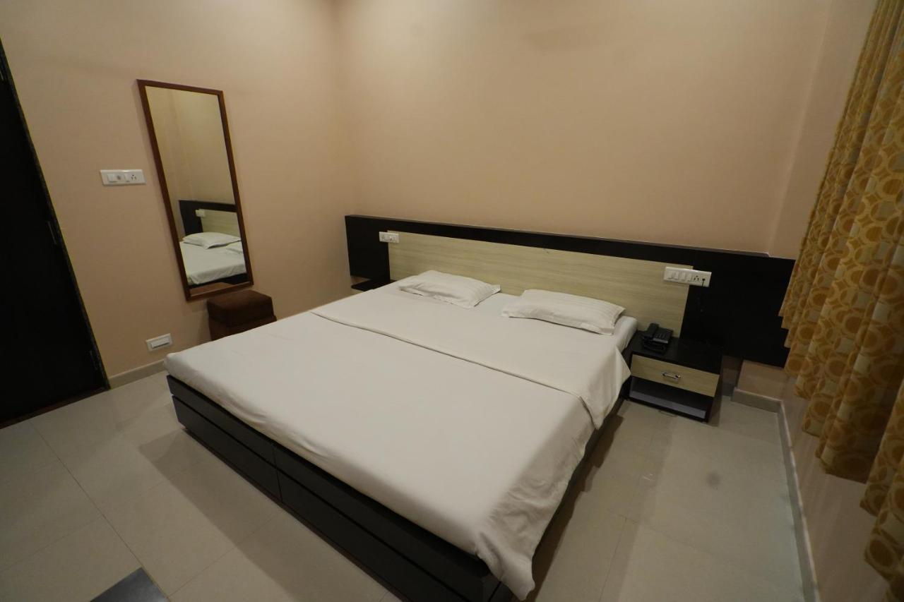 Hotel Ravi Residency Nadiād Exteriör bild