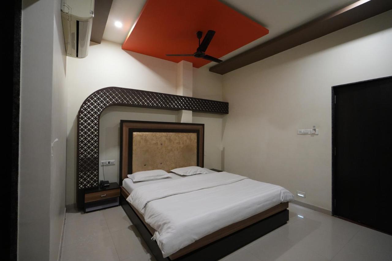 Hotel Ravi Residency Nadiād Exteriör bild