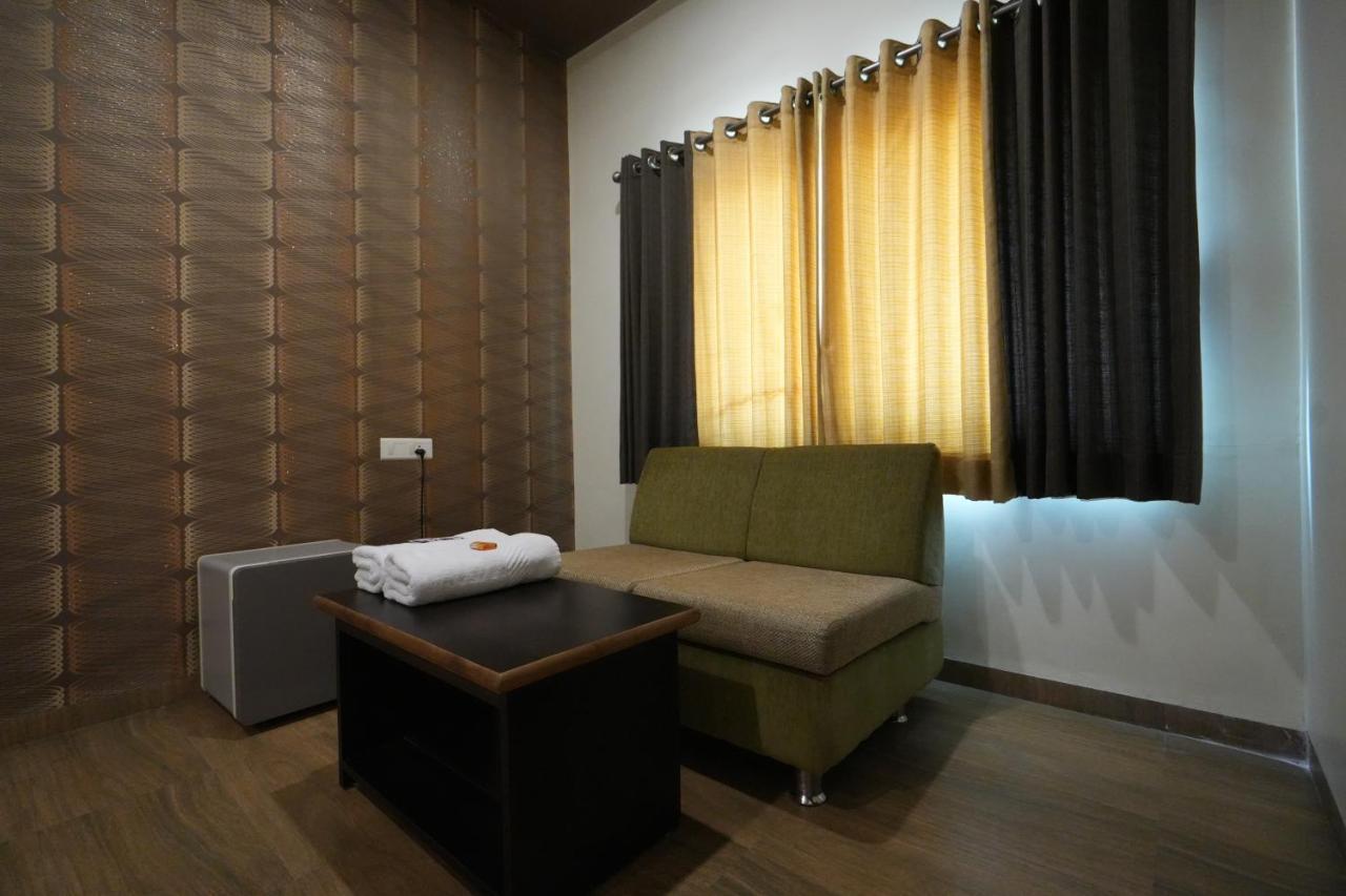 Hotel Ravi Residency Nadiād Exteriör bild