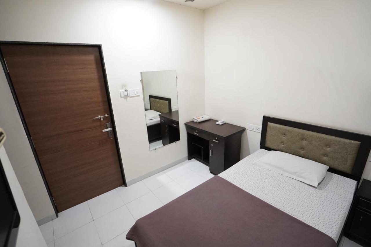 Hotel Ravi Residency Nadiād Exteriör bild