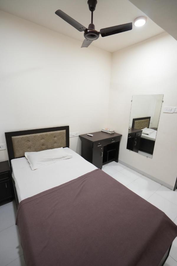 Hotel Ravi Residency Nadiād Exteriör bild