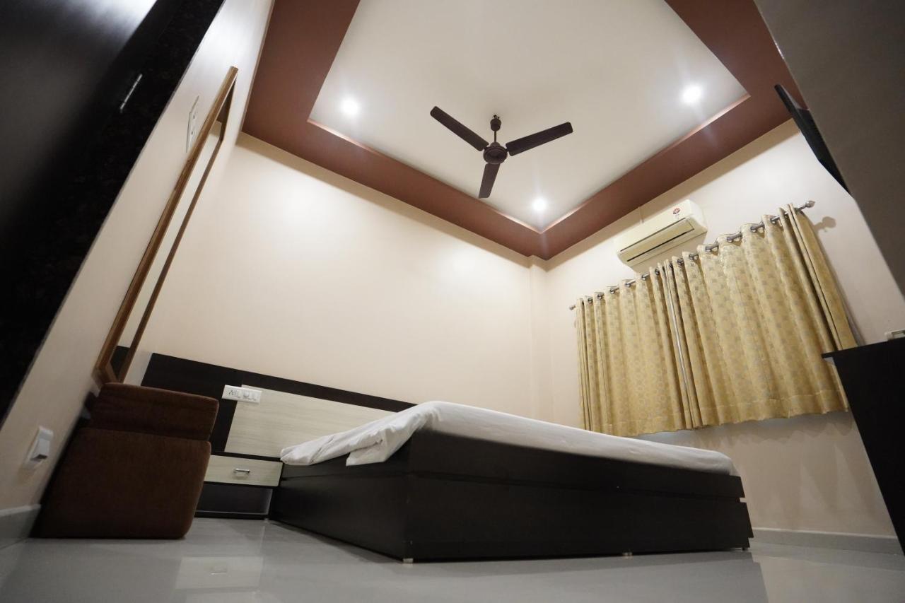 Hotel Ravi Residency Nadiād Exteriör bild